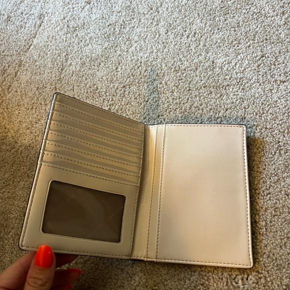 Michael Kors passport wallet - Picture 3 of 4